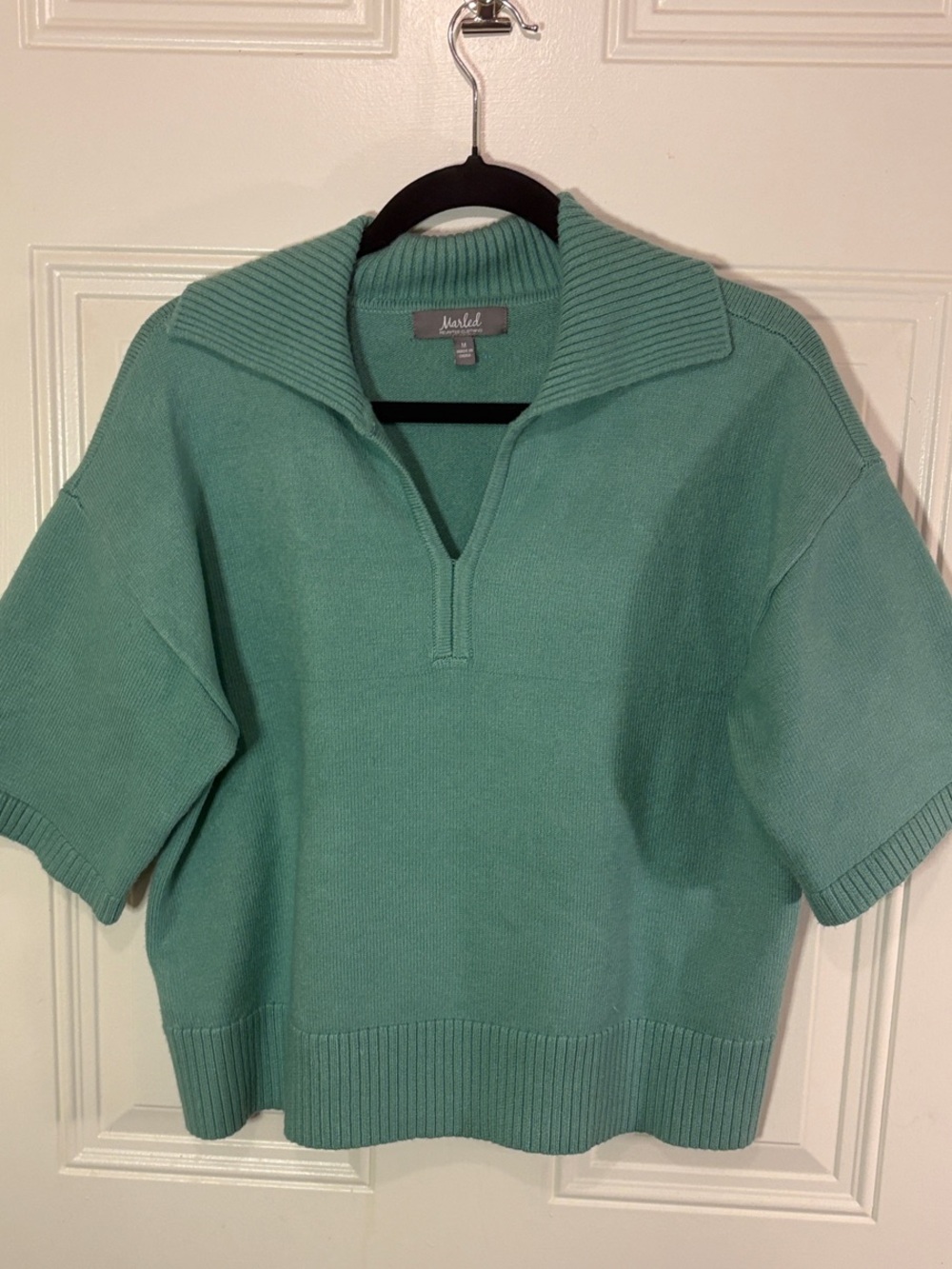 Collared V-Neck Short Sleeve Sweater in Green